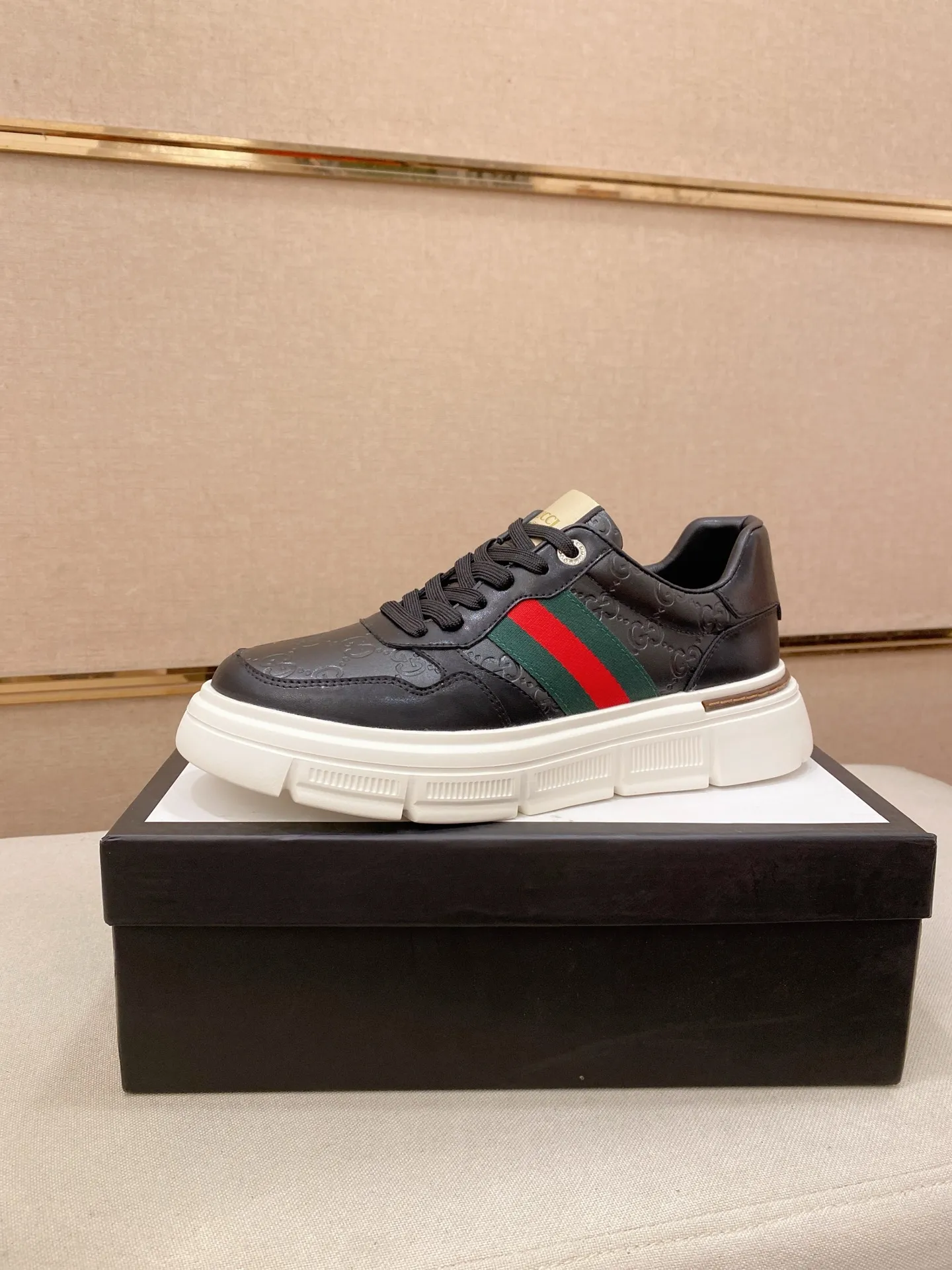 Men's shoes💰 420💰The new GUCCI (Gucci) counters are launched simultaneously. The new men's shoes, 😘fabrics are selected from imported cowhide, and the lining is sheepskin lining. 👍🏿 High-end ☄️ air-cushion molded anti-slip rubber outsole, exquisite lines, simple and elegant, comfortable and high-end for leisure travel. Code number: 38 to 44 (45 can be customized and cannot be returned or exchanged)